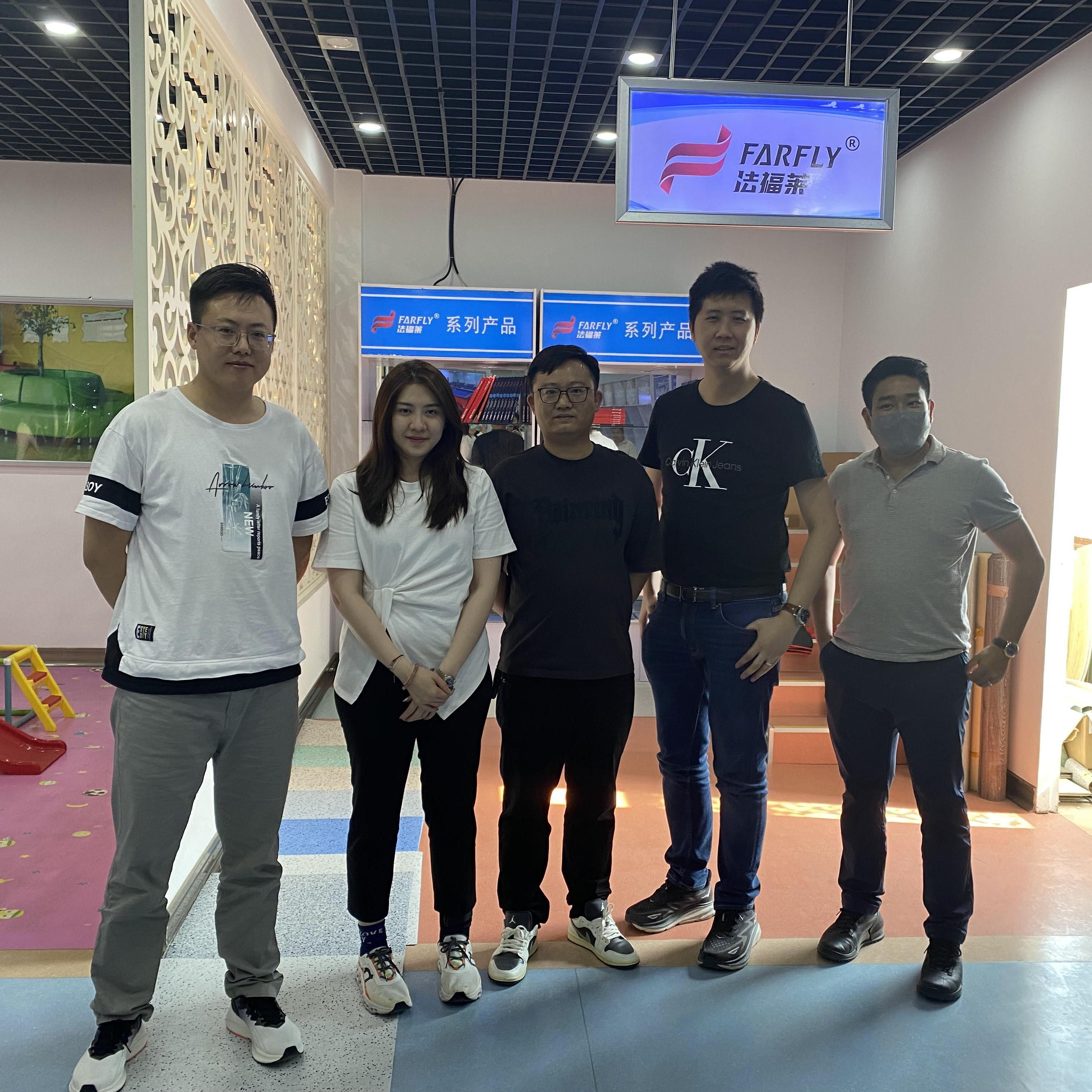 La visite des clients thaïlandais ouvre de nouveaux horizons pour FARFLY sur le marché des revêtements de sol en PVC.