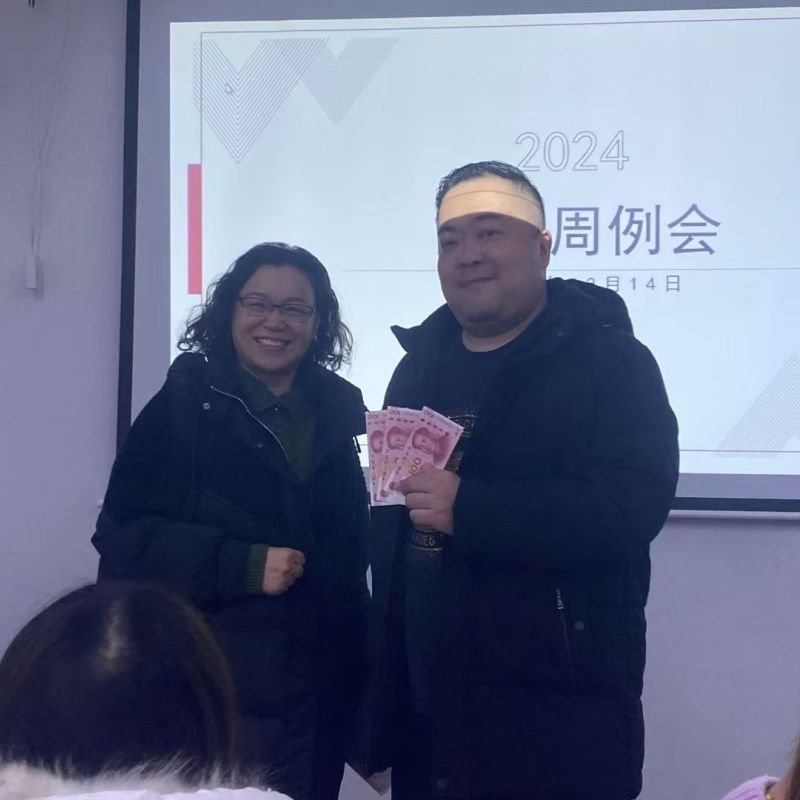 Célébration du succès : le fabricant de revêtements de sol en vinyle Wuxi Tengfang récompense ses employés pour leur travail