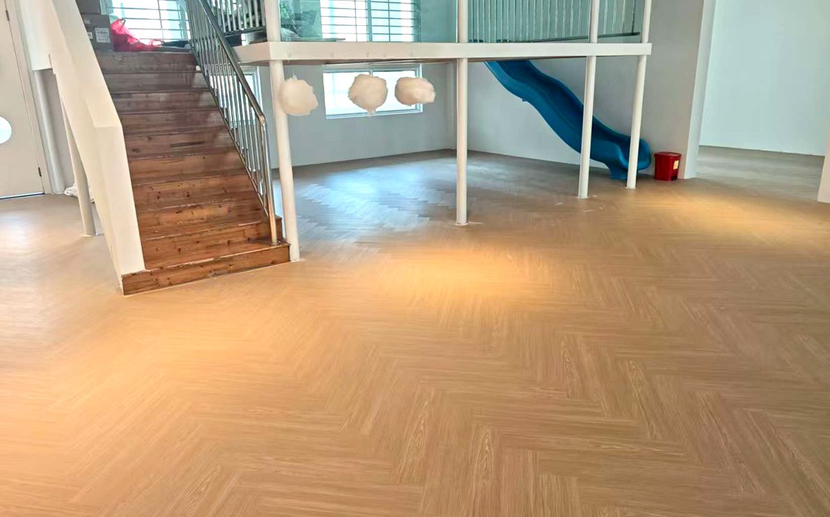 1300 mètres carrés de revêtement de sol SPC Août 2025 un jardin d'enfants