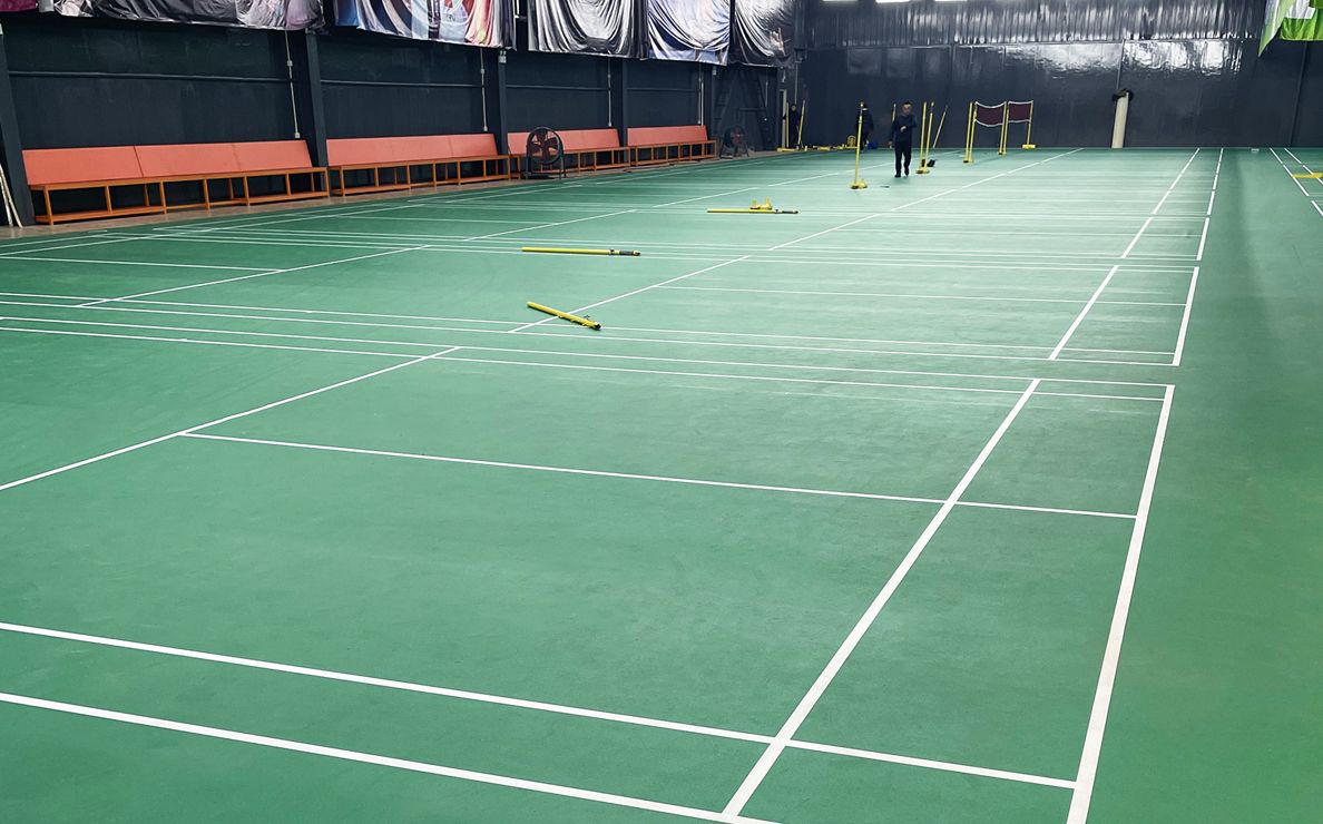 Un nouveau revêtement de sol sportif en PVC améliore la sécurité et le confort des joueurs de badminton universitaires