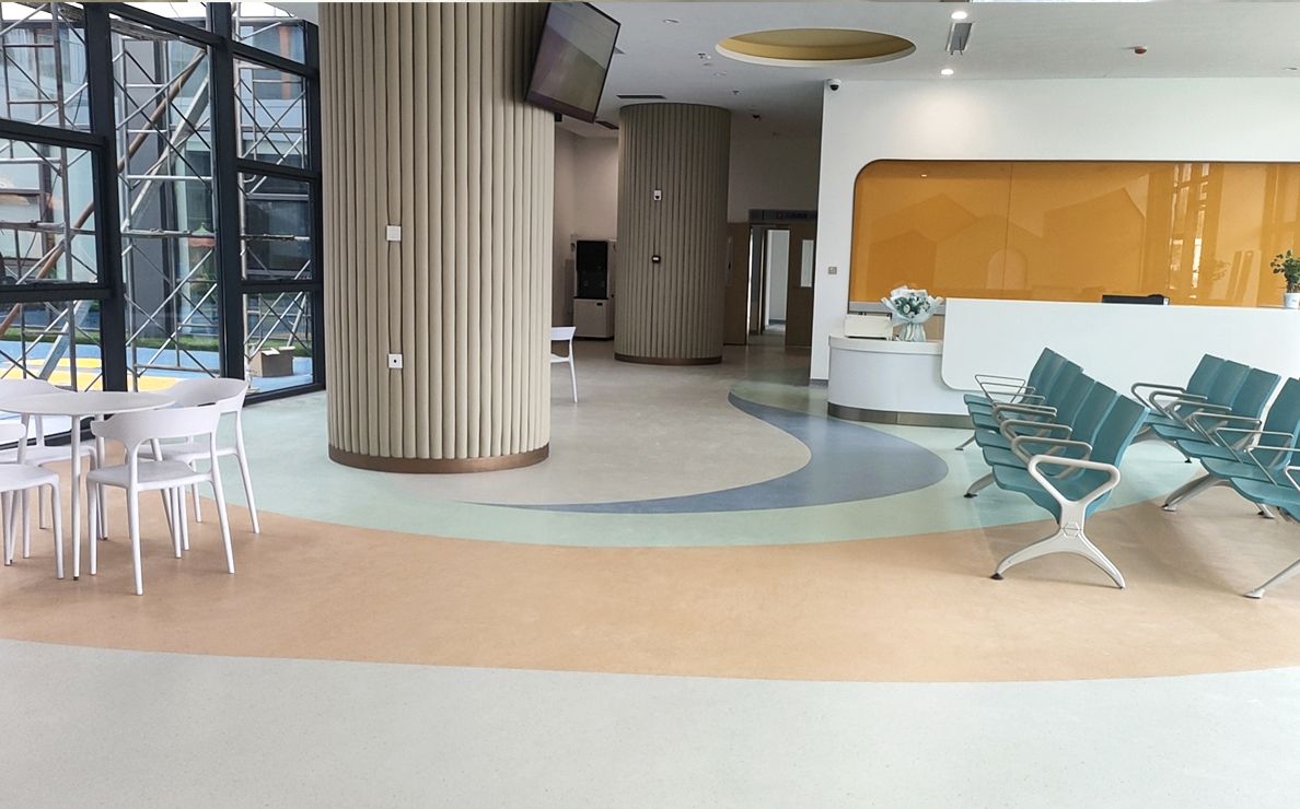 Plus de 5 000 mètres carrés de revêtement de sol homogène en vinyle, juin 2023, hôpital de Wuhan