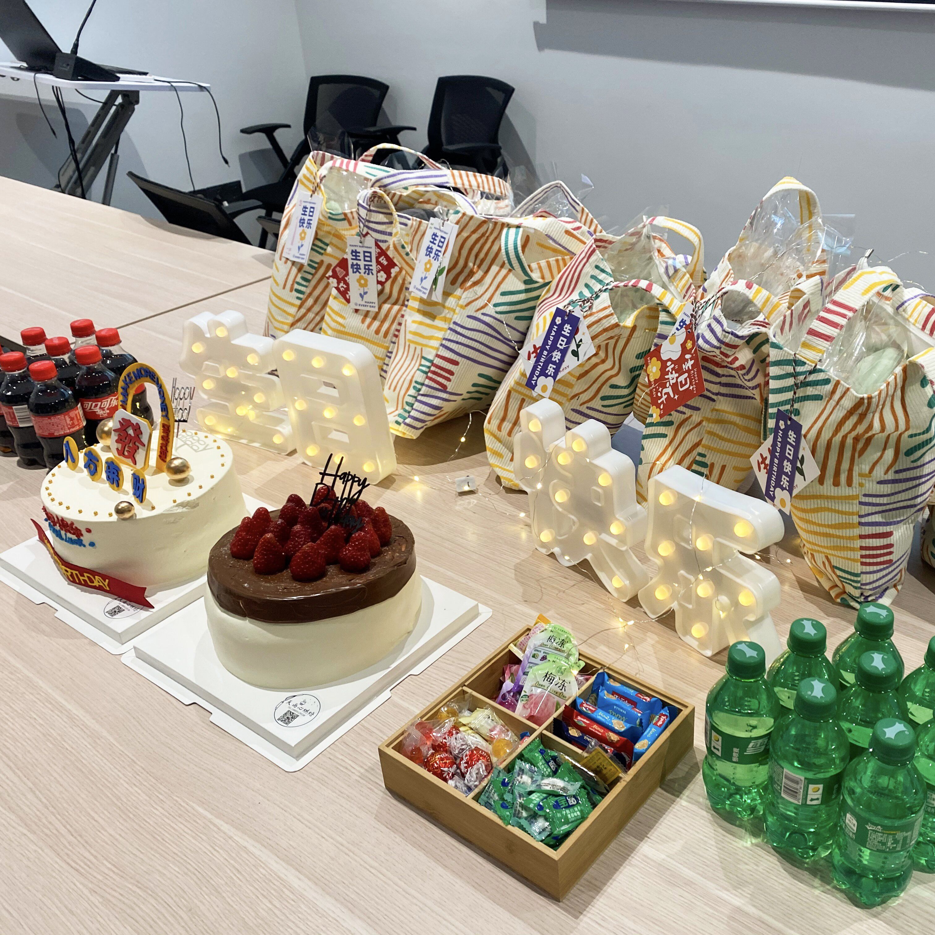 Farfly organise la fête d'anniversaire des employés du premier trimestre, créant ainsi un moment convivial au sein de l'équipe